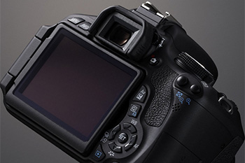 光学ファインダーと液晶ファインダー、この両立が難しい? Canon デジタル一眼レフカメラ EOS Kiss X5 の背面。
