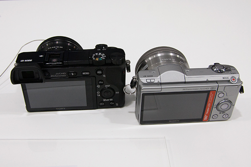 α6000(左:黒)とα5000。背面の比較。α6000には覗き窓式の電子ファインダーEVFがある(クリックして拡大)